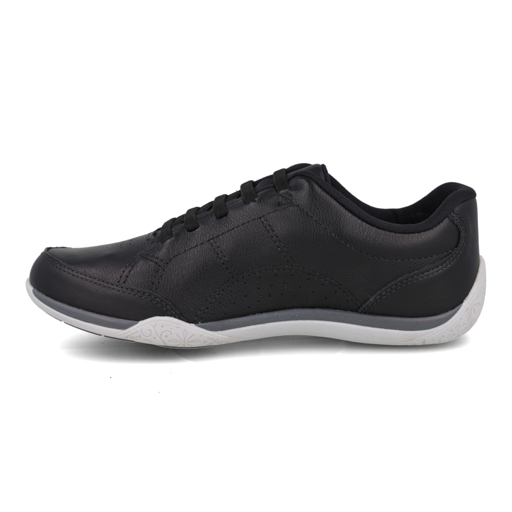 Tênis casual Kolosh feminino preto visto de frente para seção Vai Servir